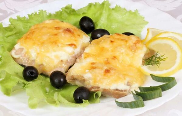 Grilled fish with cheese will be a delicious and healthy dish on the Mediterranean diet menu. 