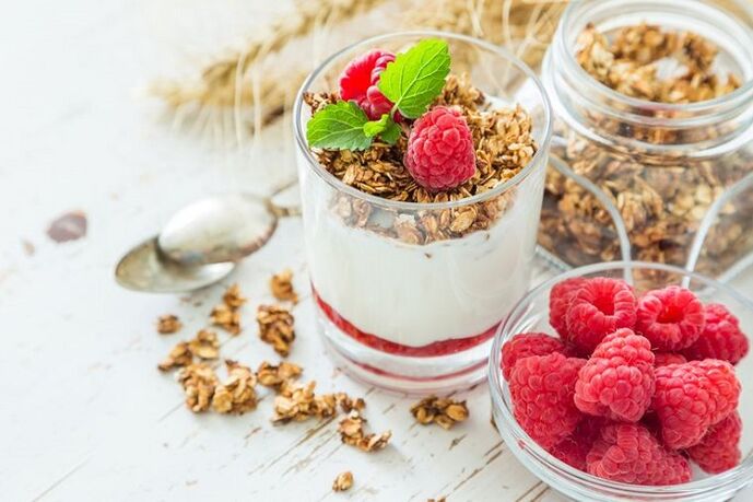Yogurt with raspberries and oatmeal for weight loss